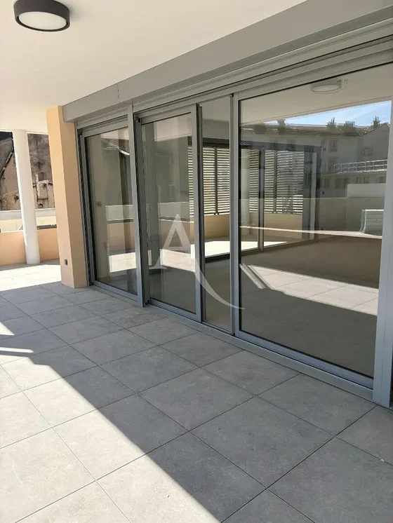 Balkon; fliesenboden, tageslicht