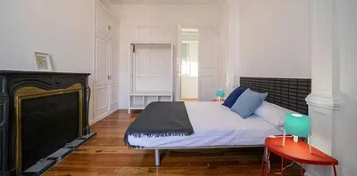 Camera da letto; pavimento in legno, camino, luce naturale