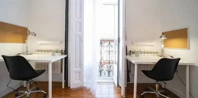 Camera dei bambini; pavimento in legno, luce naturale