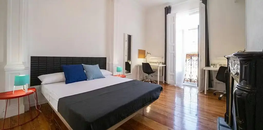 Camera da letto; pavimento in legno, luce naturale
