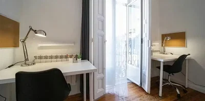 Camera dei bambini; pavimento in legno, luce naturale