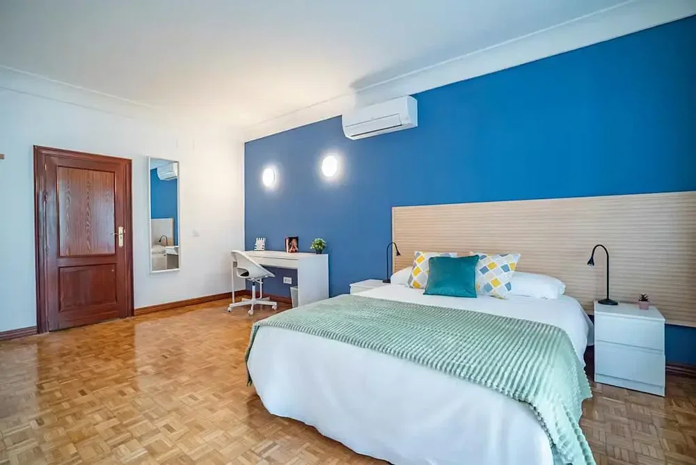 Camera da letto; pavimento in legno, luce naturale, stile moderno