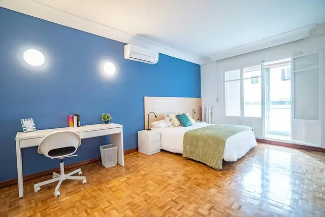 Camera da letto; luce naturale, pavimento in legno