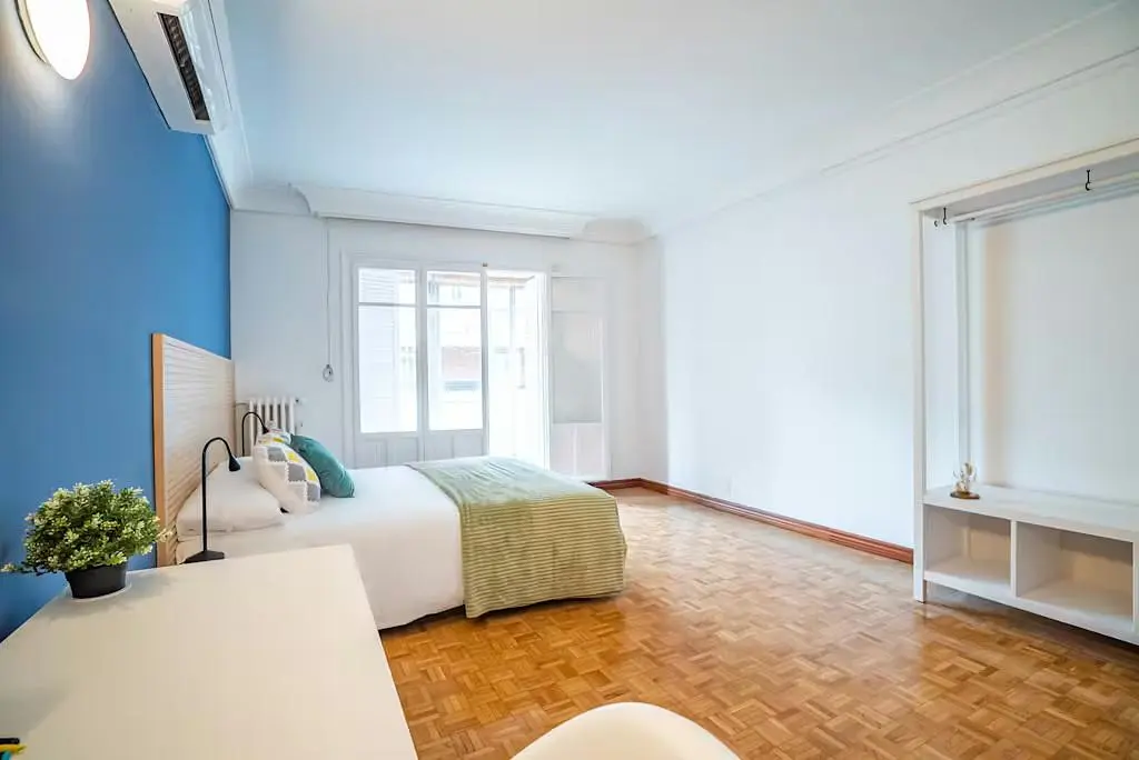 Camera da letto; pavimento in legno, luce naturale