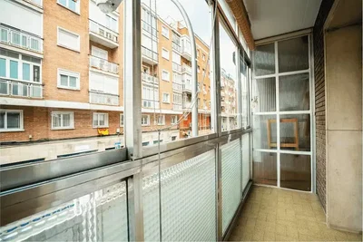 Balcone; vista, pavimento in piastrelle