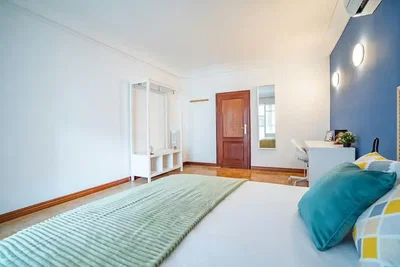 Camera da letto; luce naturale, pavimento in legno