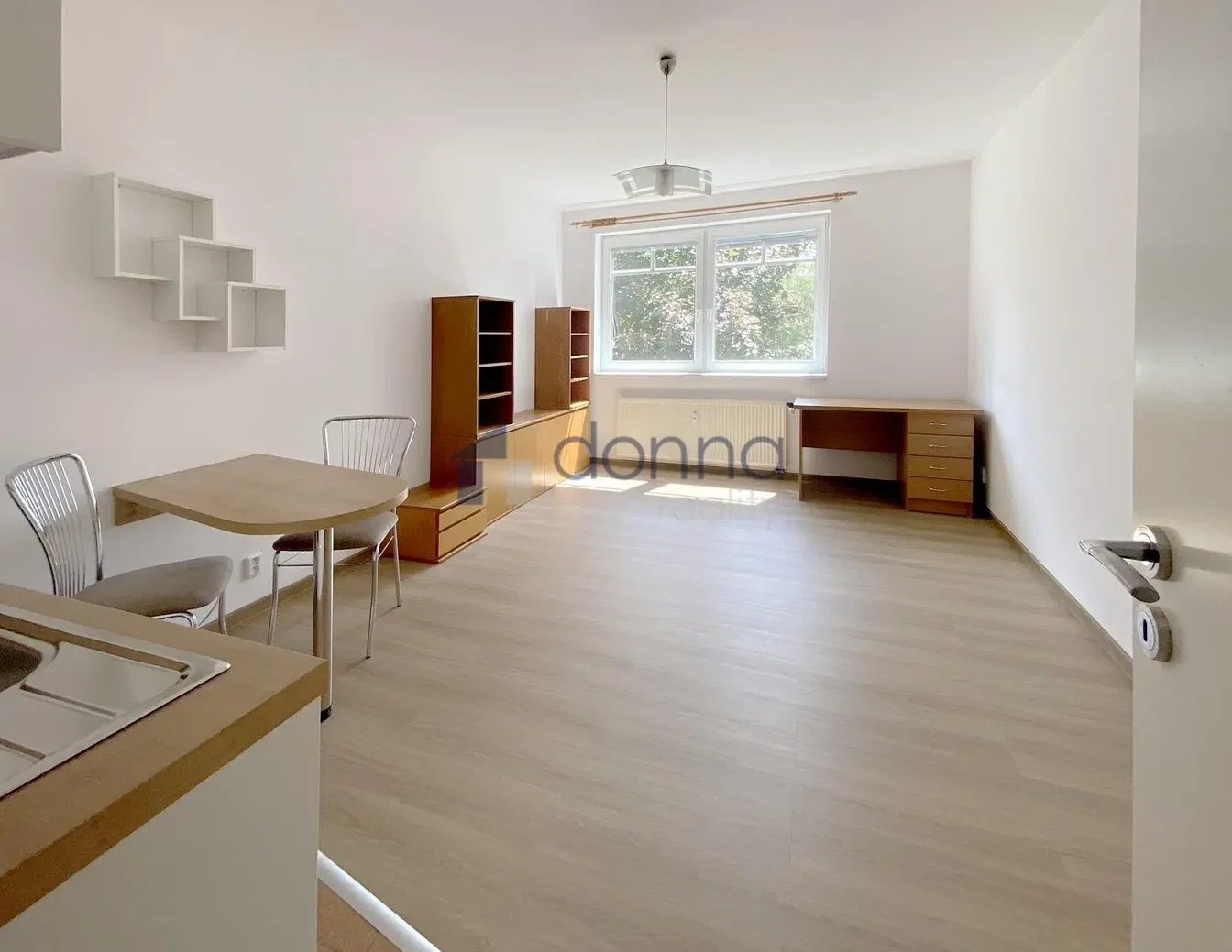 Sala da pranzo; luce naturale, pavimento in legno, ristrutturato