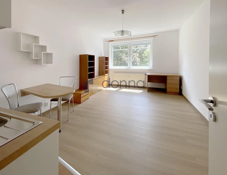 Sala da pranzo; luce naturale, pavimento in legno, ristrutturato