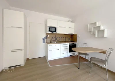 Cucina; elettrodomestici, pavimento in piastrelle, luce naturale