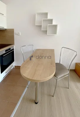 Cucina; pavimento in piastrelle, elettrodomestici