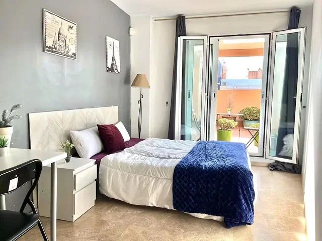 Ložnice; přirozené světlo, moderní styl