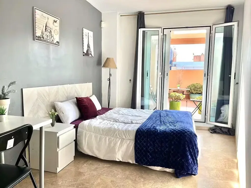 Spavaća soba; prirodna svjetlost, moderan stil