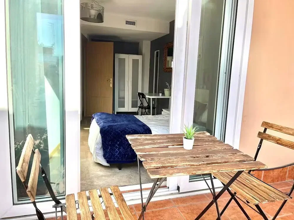 Spavaća soba; prirodna svjetlost, drveni pod