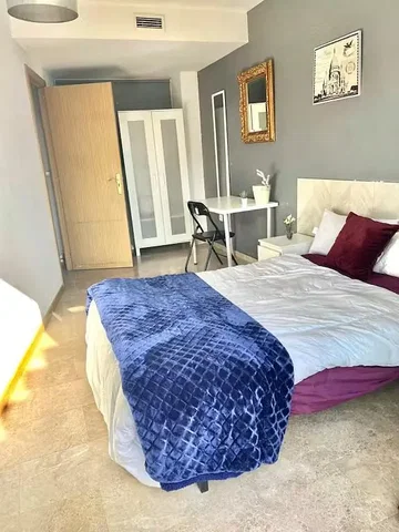 Ložnice; přirozené světlo, moderní styl