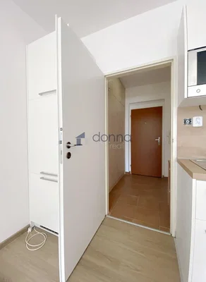 Cucina; elettrodomestici, pavimento in piastrelle, pavimento in legno
