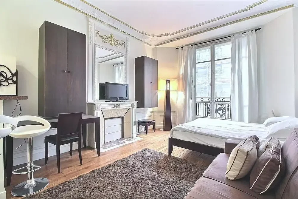 Camera da letto; luce naturale, pavimento in legno