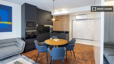 Wohnzimmer; küchengeräte, holzboden, tageslicht, moderner stil