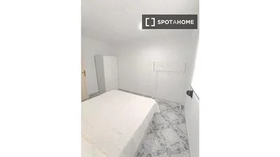 Camera da letto; luce naturale, pavimento in piastrelle