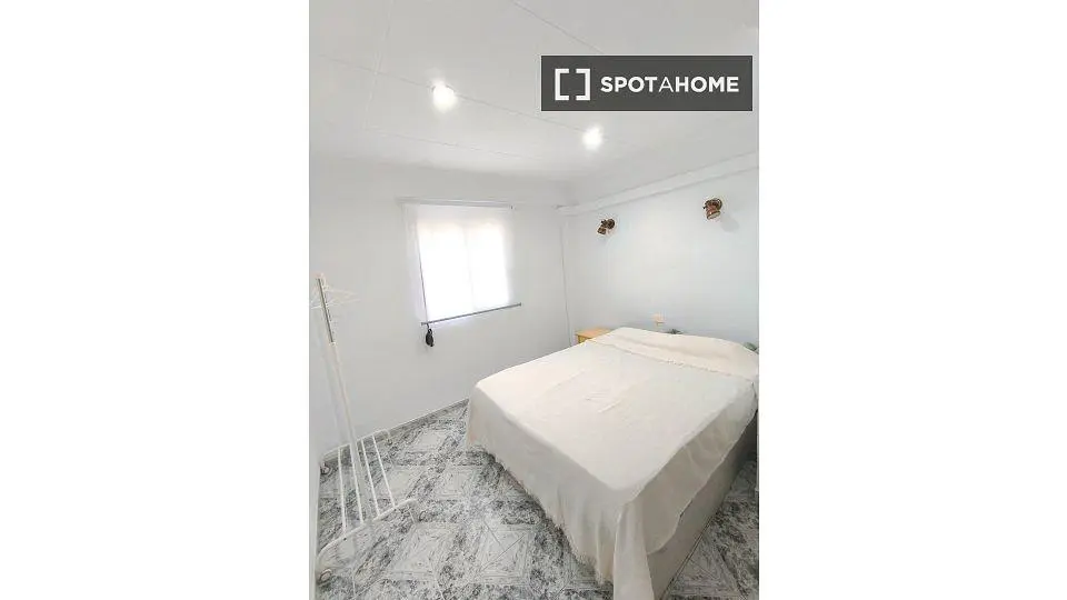 Camera da letto; luce naturale, pavimento in piastrelle