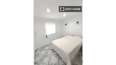 Camera da letto; luce naturale, pavimento in piastrelle