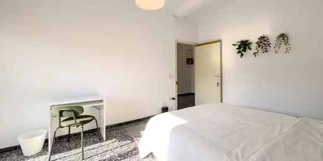Camera da letto; luce naturale, pavimento in piastrelle