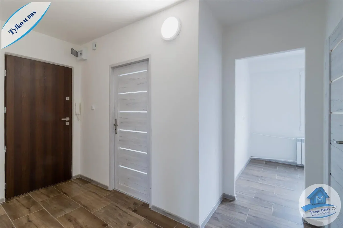 Garderobe; tegelvloer, natuurlijk licht