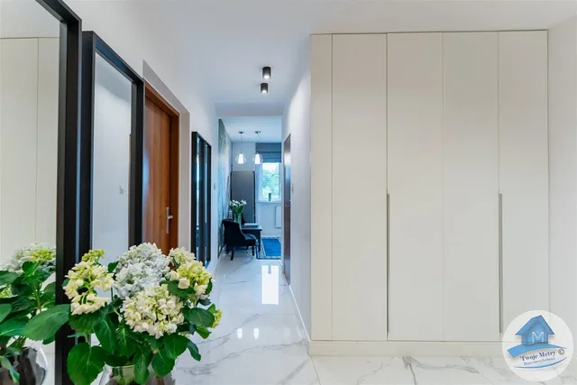 Salon; électroménager, carrelage, lumière naturelle, style moderne