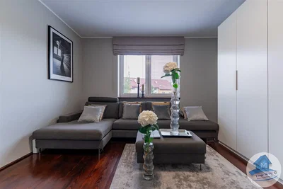 Woonkamer; houten vloer, natuurlijk licht, moderne stijl