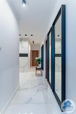 Sala de estar; chão de madeira, luz natural, estilo moderno