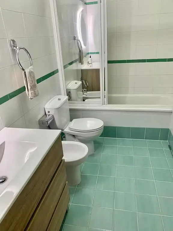 Badezimmer; fliesenboden, renovierungsbedürftig