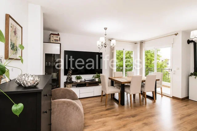Wohnzimmer; tageslicht, holzboden, moderner stil