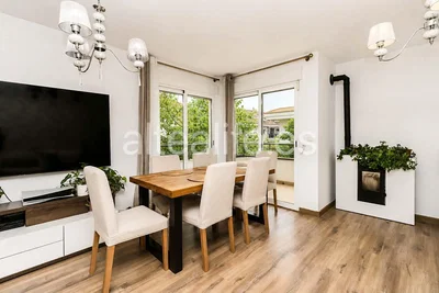 Wohnzimmer; holzboden, tageslicht, moderner stil, kamin