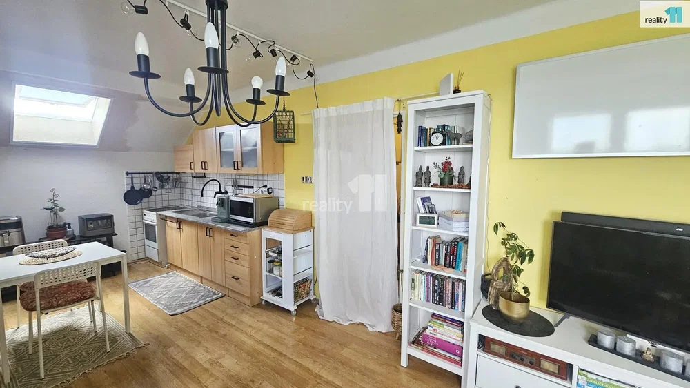 Kitchen; kitchen appliances, wood floor, natural light