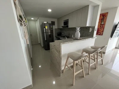 Cuisine; électroménager, carrelage, lumière naturelle