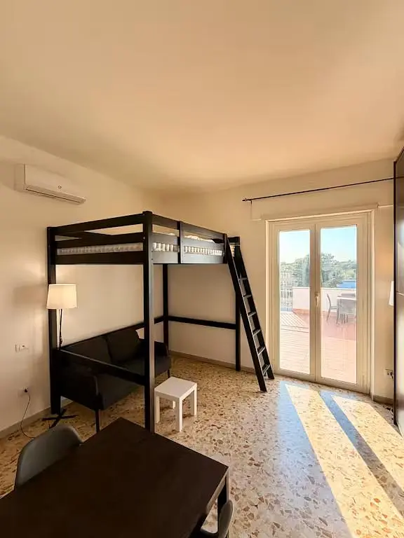 Chambre d'enfant; vue, lumière naturelle, carrelage