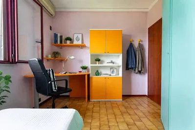 Slaapkamer; houten vloer, tegelvloer, natuurlijk licht