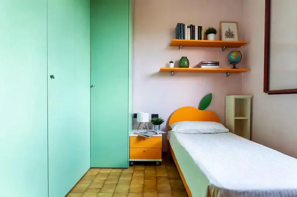 Slaapkamer; houten vloer, moderne stijl, natuurlijk licht