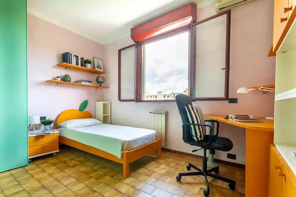 Slaapkamer; houten vloer, natuurlijk licht, moderne stijl
