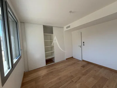 Ložnice; dřevěná podlaha, přirozené světlo