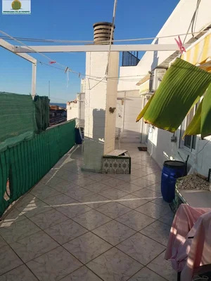 Terrazza; pavimento in piastrelle, luce naturale