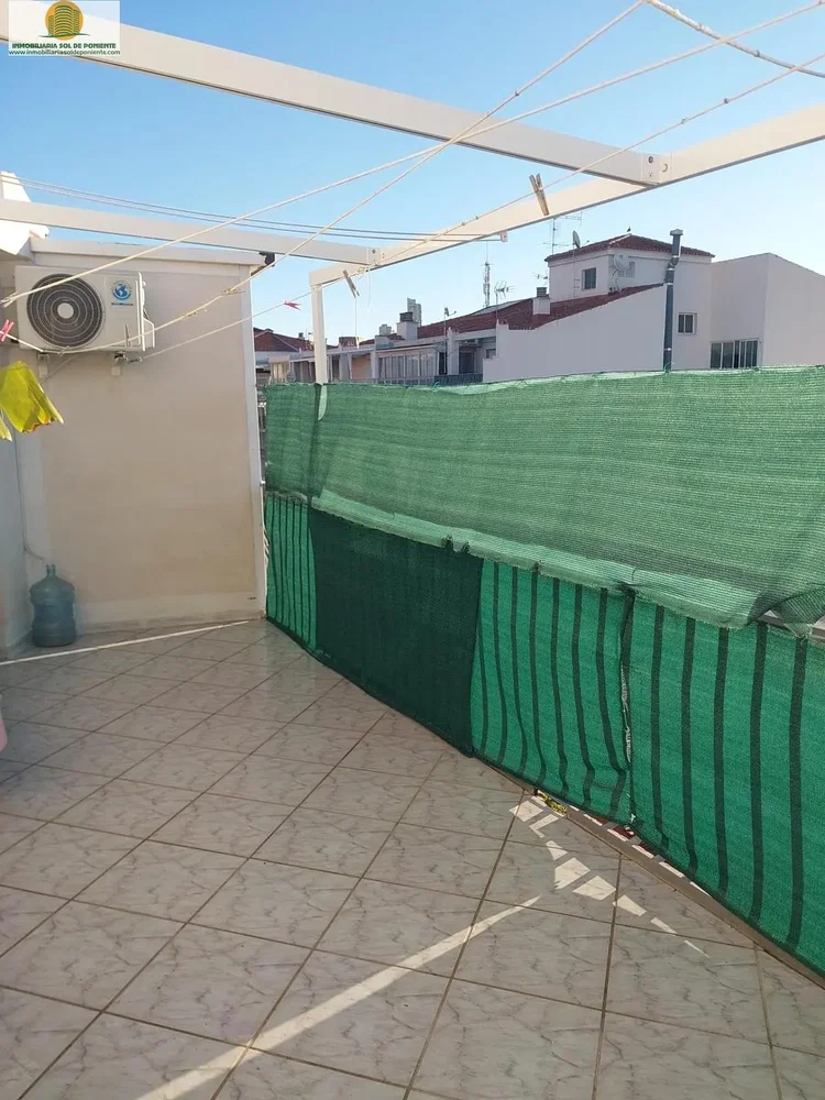 Balcone; pavimento in piastrelle, vista