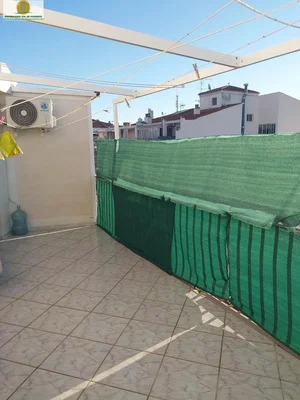Balcone; pavimento in piastrelle, vista