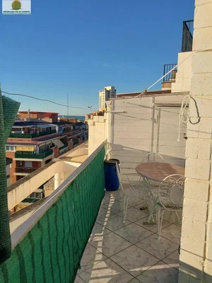 Balcone; vista, pavimento in piastrelle, luce naturale