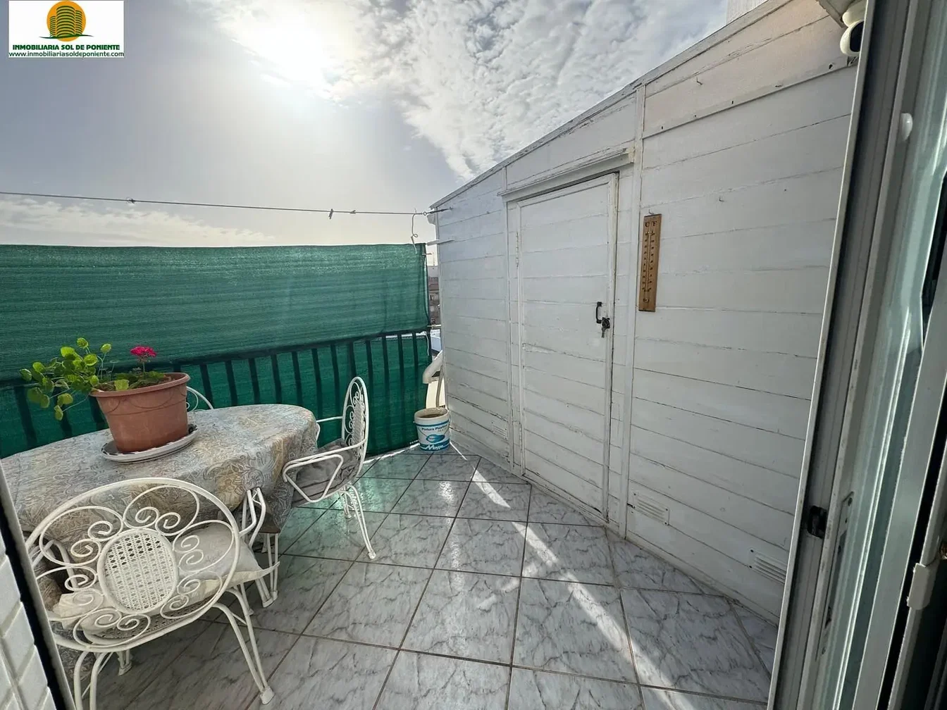 Terrazza; pavimento in piastrelle, luce naturale