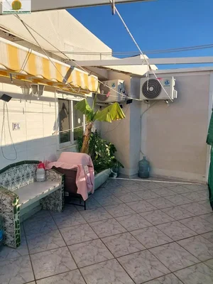 Terrazza; pavimento in piastrelle, luce naturale