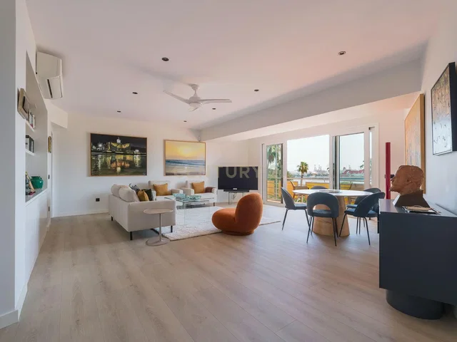Salon; parquet, lumière naturelle, style moderne