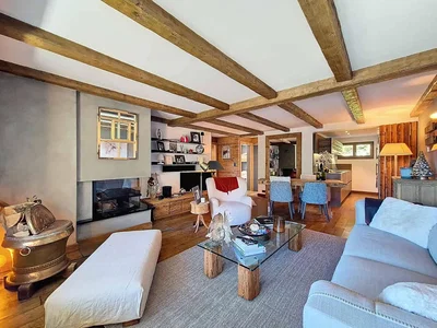 Woonkamer; houten balken, open haard, houten vloer, rustieke stijl, natuurlijk licht