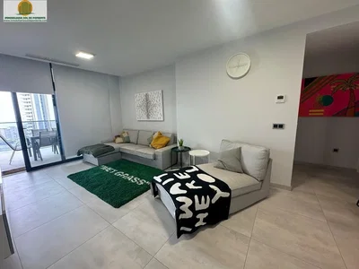 Soggiorno; luce naturale, pavimento in piastrelle, stile moderno