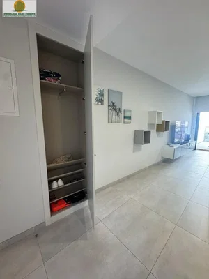 Altro; pavimento in piastrelle, luce naturale