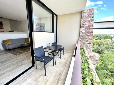 Balcon; vue, lumière naturelle, carrelage